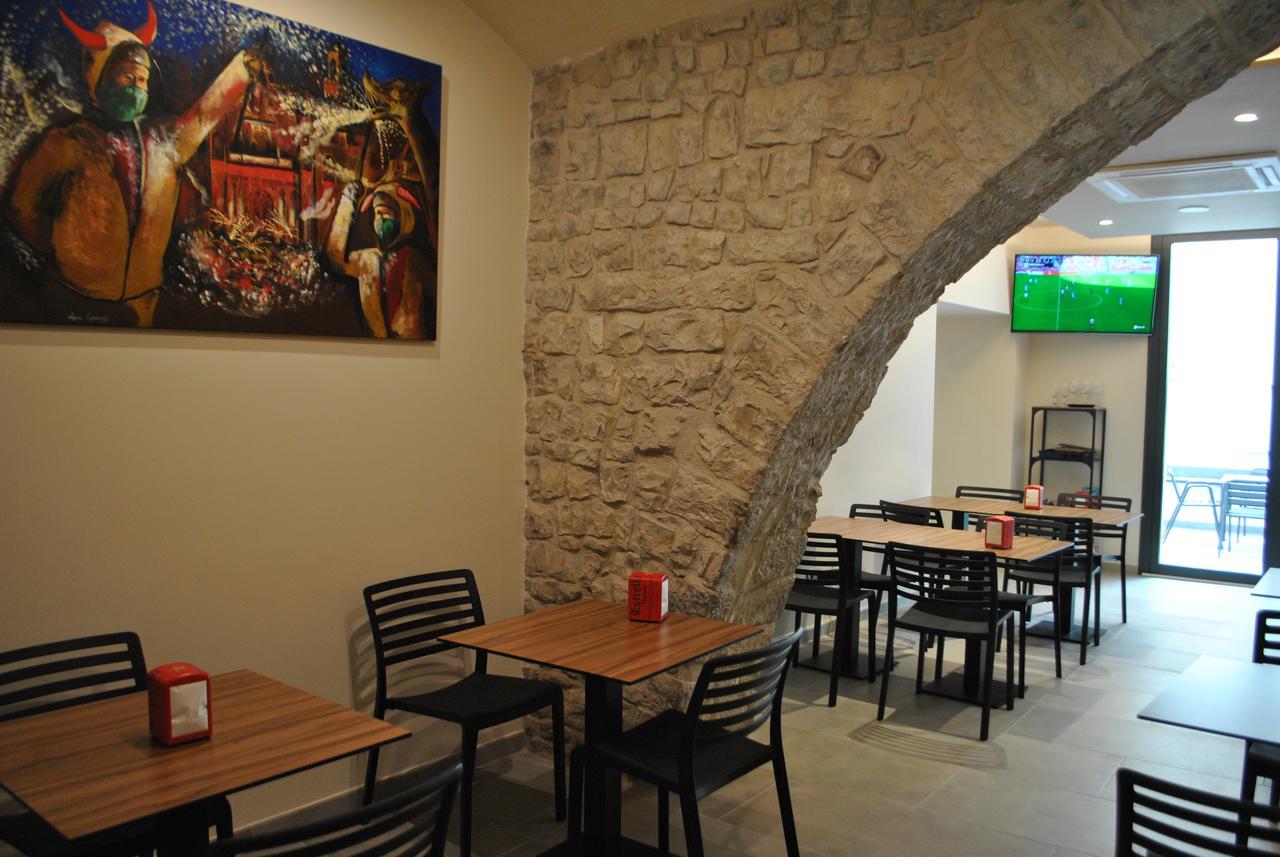 Hostal Universitat Cervera  Esterno foto